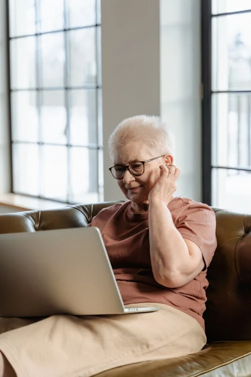 terapia de como usar tecnología para personas mayores