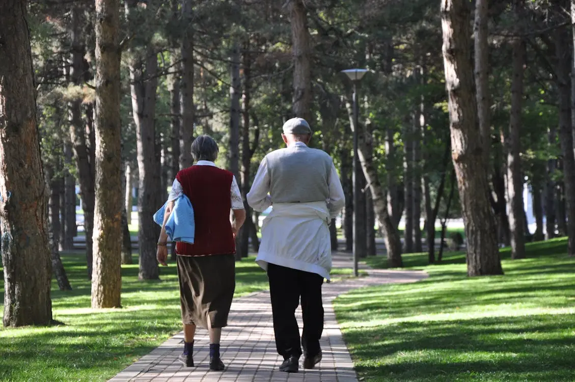 cuidadora para caminar personas mayores