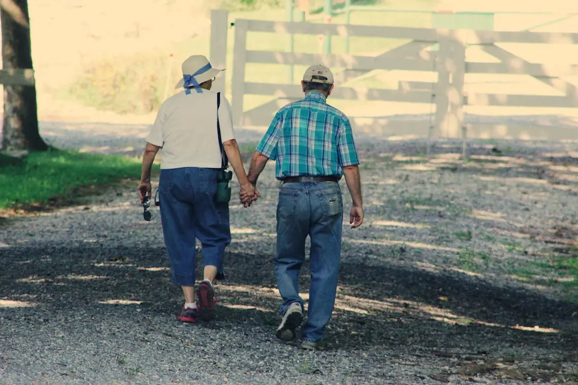 importancia de caminar para personas mayores